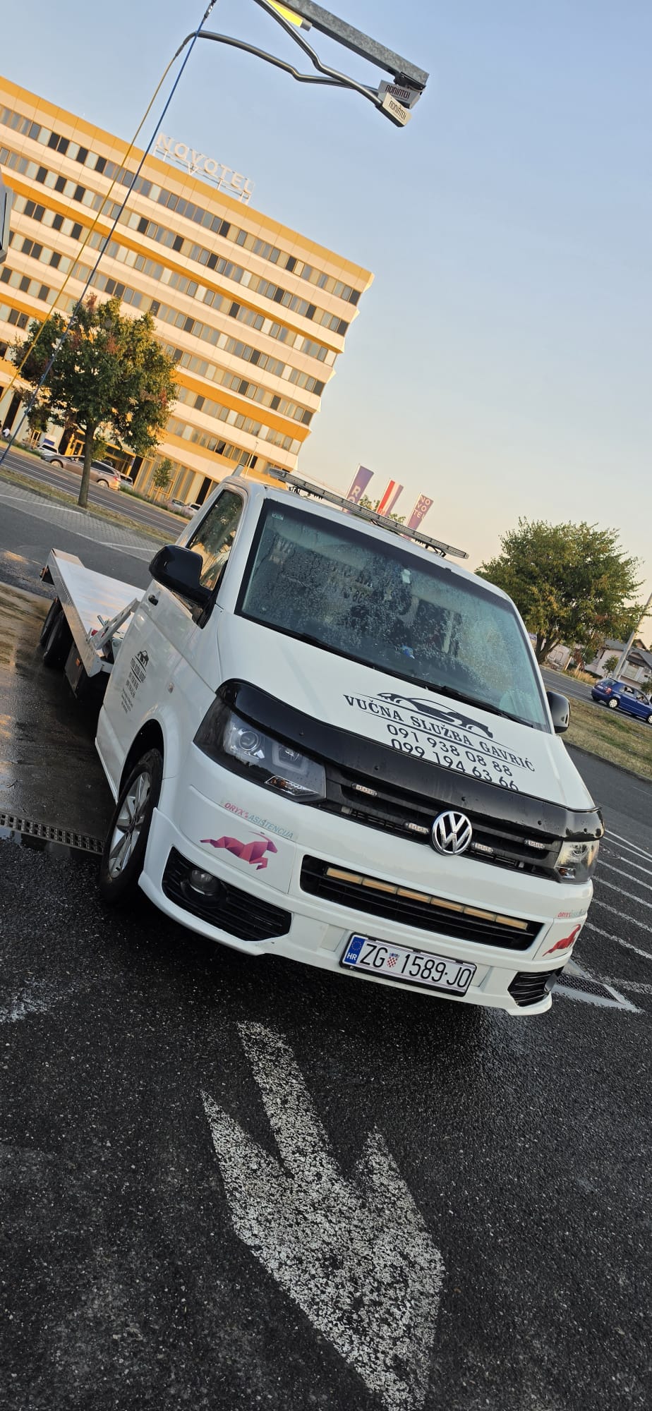 Vučno vozilo Vučne službe Gavrić na terenu u Zagrebu